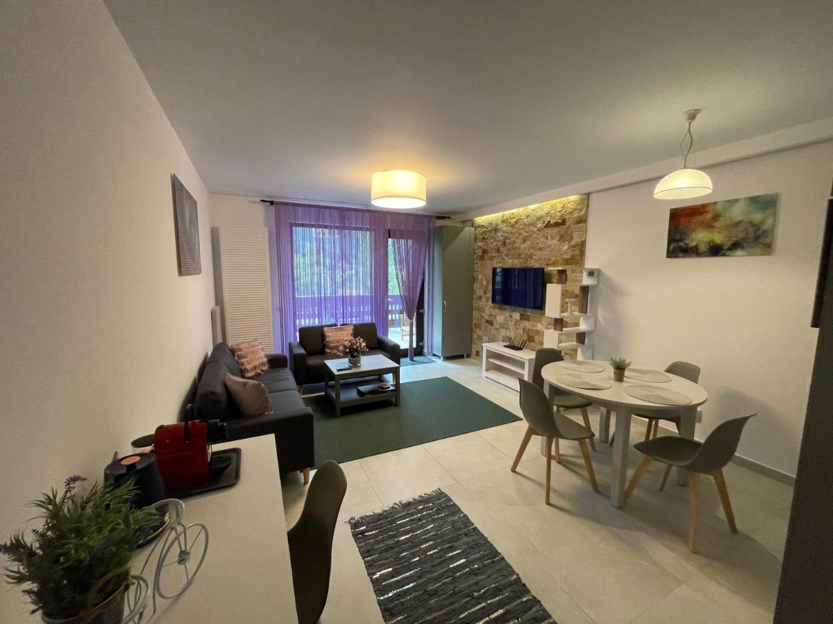 Castle Residence Apt. Zamorei บุชเตนี ภายนอก รูปภาพ