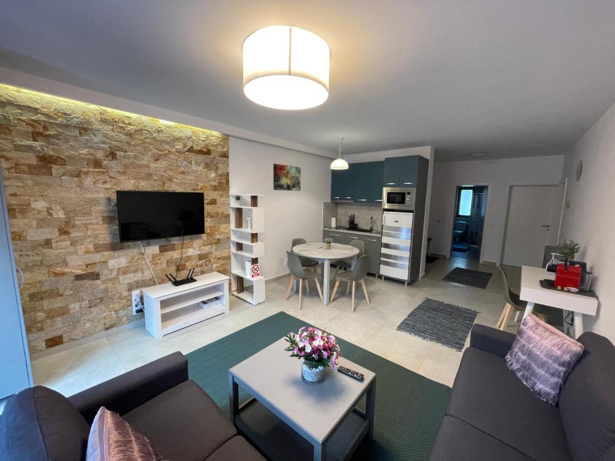 Castle Residence Apt. Zamorei บุชเตนี ภายนอก รูปภาพ